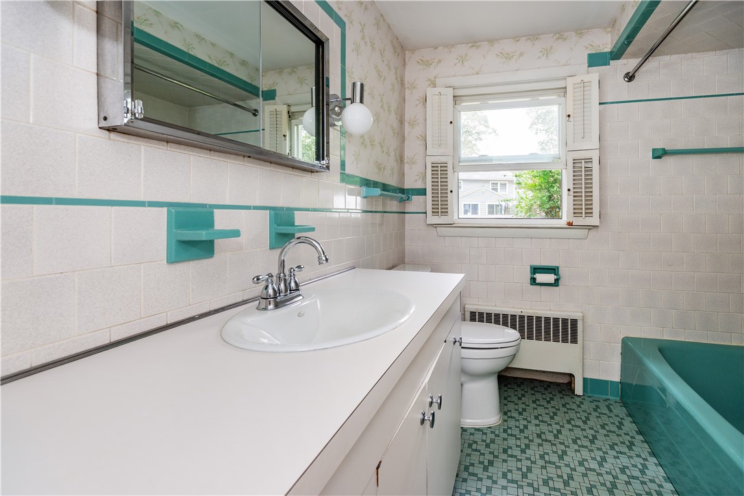 Warwick, Rhode Island 02886, United States, 3 Bedrooms Bedrooms, ,2 BathroomsBathrooms,Residential,Active,171841