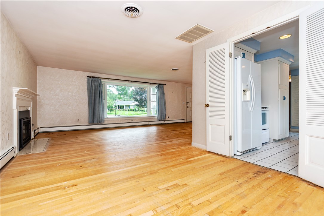 Warwick, Rhode Island 02886, United States, 3 Bedrooms Bedrooms, ,2 BathroomsBathrooms,Residential,Active,171841