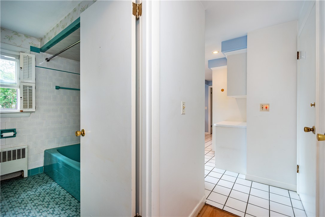 Warwick, Rhode Island 02886, United States, 3 Bedrooms Bedrooms, ,2 BathroomsBathrooms,Residential,Active,171841