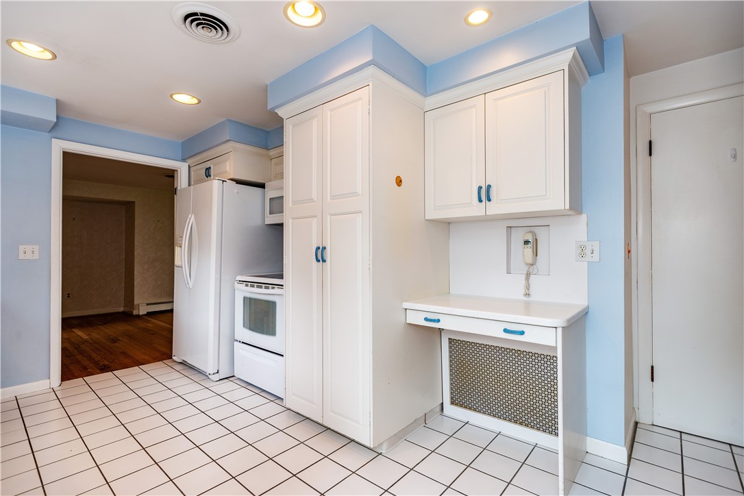 Warwick, Rhode Island 02886, United States, 3 Bedrooms Bedrooms, ,2 BathroomsBathrooms,Residential,Active,171841