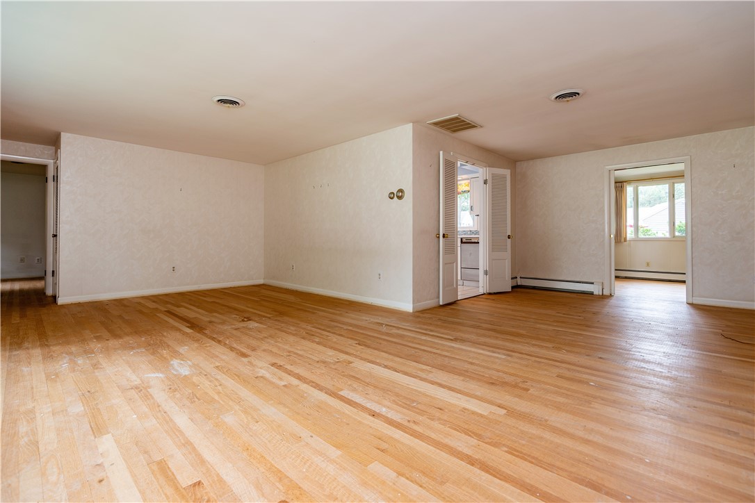 Warwick, Rhode Island 02886, United States, 3 Bedrooms Bedrooms, ,2 BathroomsBathrooms,Residential,Active,171841