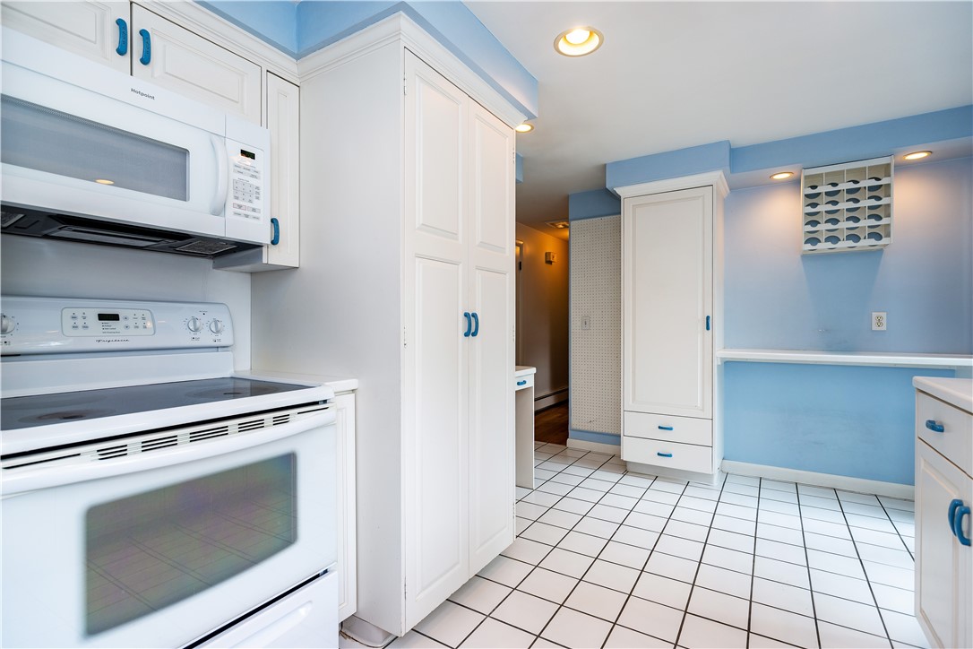 Warwick, Rhode Island 02886, United States, 3 Bedrooms Bedrooms, ,2 BathroomsBathrooms,Residential,Active,171841