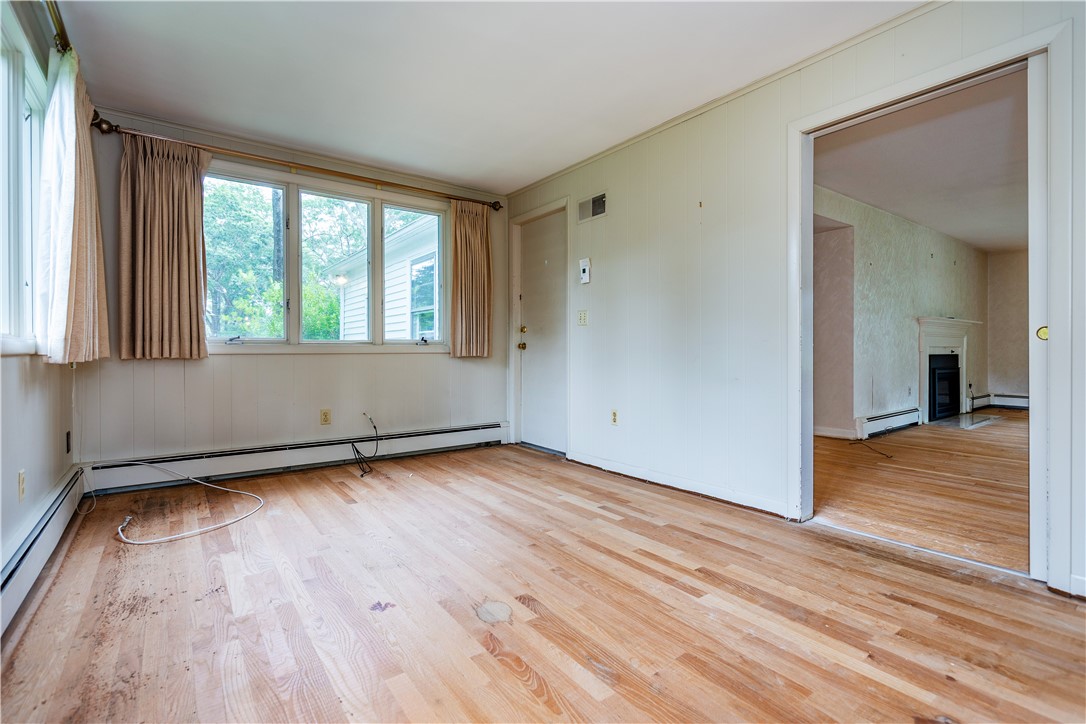 Warwick, Rhode Island 02886, United States, 3 Bedrooms Bedrooms, ,2 BathroomsBathrooms,Residential,Active,171841