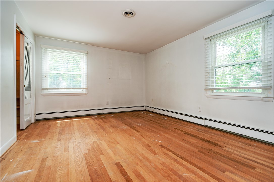 Warwick, Rhode Island 02886, United States, 3 Bedrooms Bedrooms, ,2 BathroomsBathrooms,Residential,Active,171841