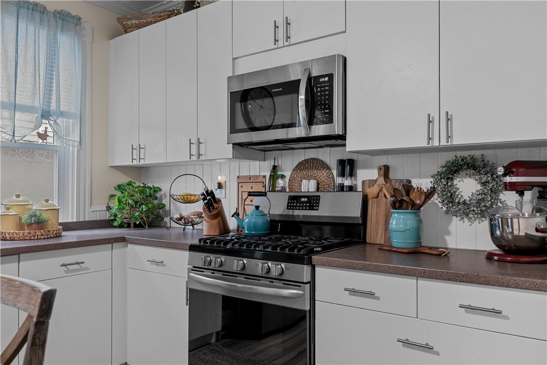 Newport, Rhode Island 02840, United States, 6 Bedrooms Bedrooms, ,3 BathroomsBathrooms,Residential,Pending,15661