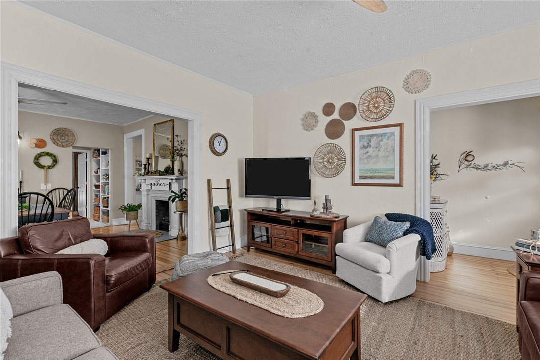 Newport, Rhode Island 02840, United States, 6 Bedrooms Bedrooms, ,3 BathroomsBathrooms,Residential,Pending,15661