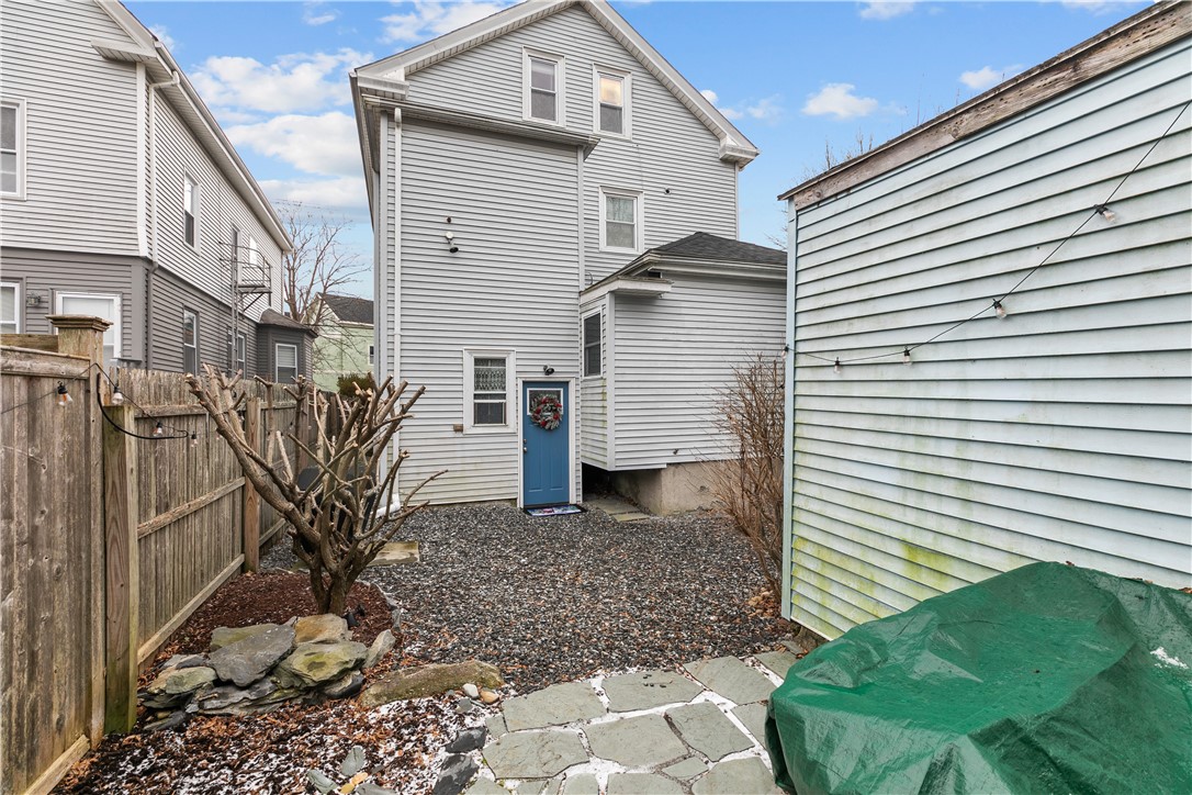 Newport, Rhode Island 02840, United States, 6 Bedrooms Bedrooms, ,3 BathroomsBathrooms,Residential,Pending,15661