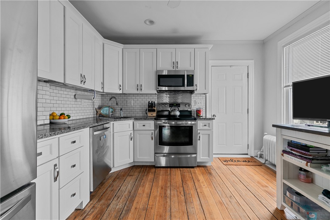 Newport, Rhode Island 02840, United States, 6 Bedrooms Bedrooms, ,3 BathroomsBathrooms,Residential,Pending,15661