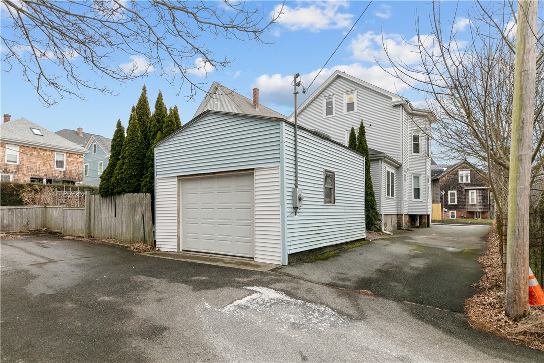 Newport, Rhode Island 02840, United States, 6 Bedrooms Bedrooms, ,3 BathroomsBathrooms,Residential,Pending,15661