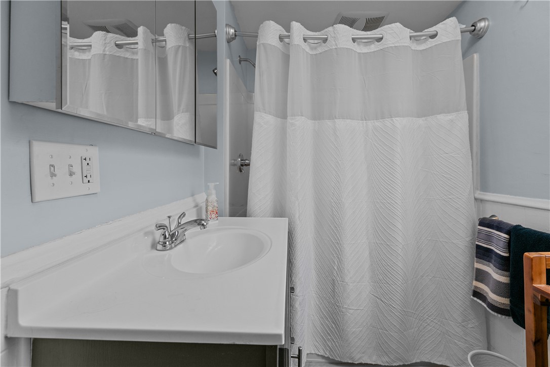 Newport, Rhode Island 02840, United States, 6 Bedrooms Bedrooms, ,3 BathroomsBathrooms,Residential,Pending,15661