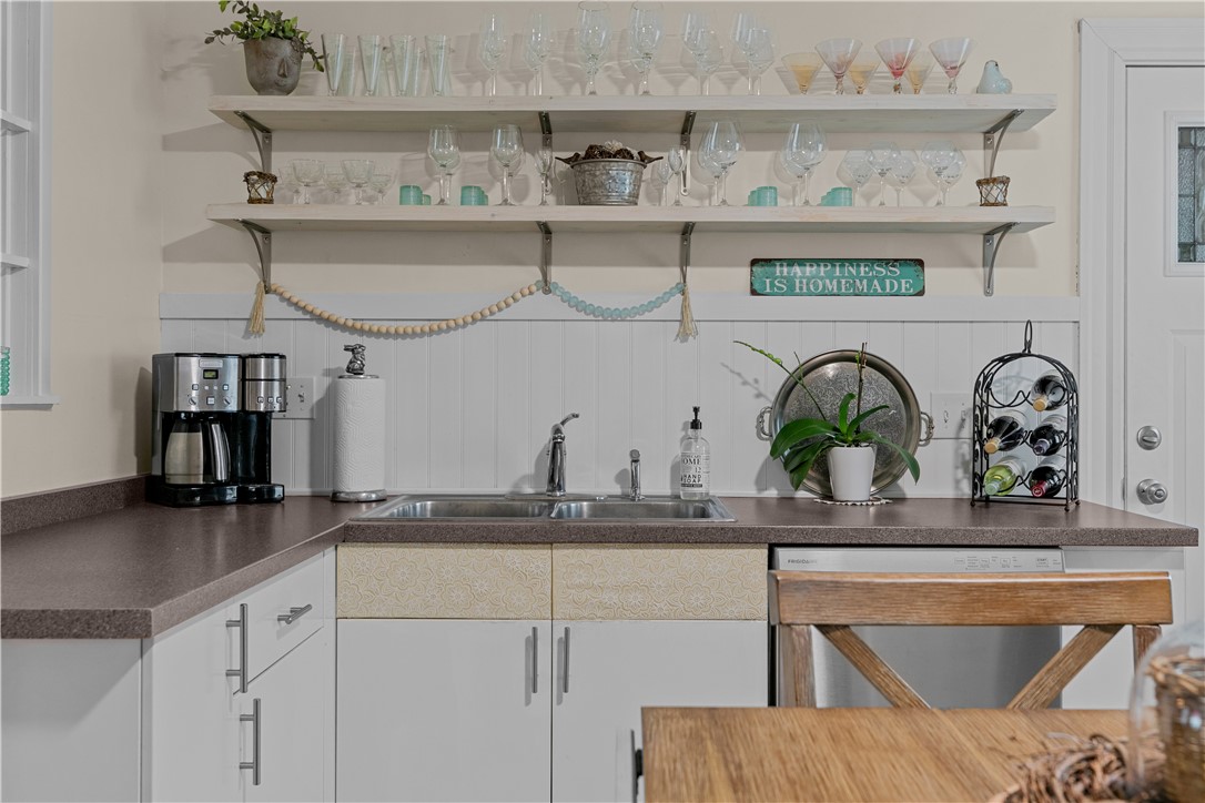 Newport, Rhode Island 02840, United States, 6 Bedrooms Bedrooms, ,3 BathroomsBathrooms,Residential,Pending,15661