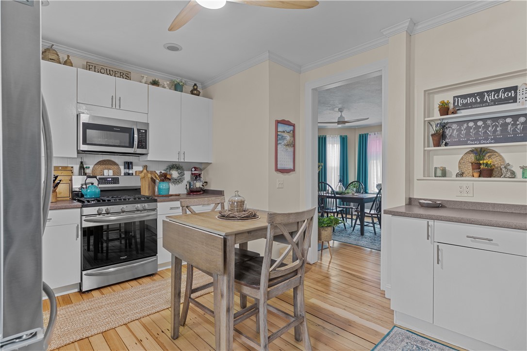 Newport, Rhode Island 02840, United States, 6 Bedrooms Bedrooms, ,3 BathroomsBathrooms,Residential,Pending,15661