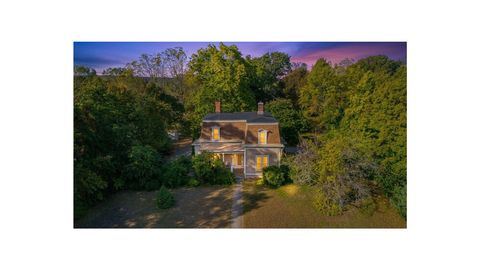 563 Putnam Pike Smithfield RI 02828