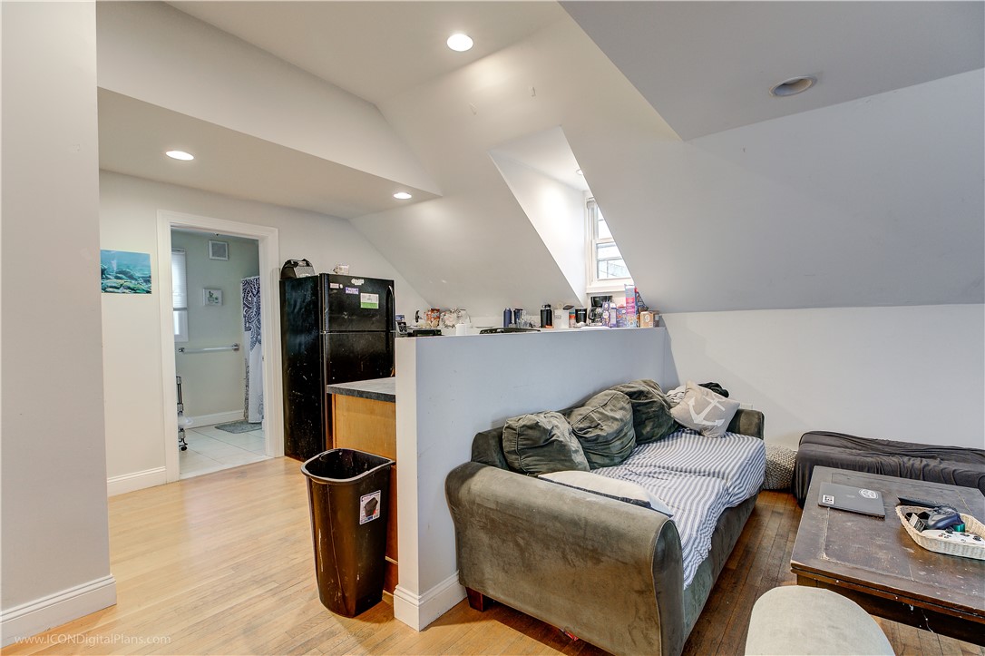 Newport, Rhode Island 02840, United States, 2 Bedrooms Bedrooms, ,1 BathroomBathrooms,Residential,Active,211006