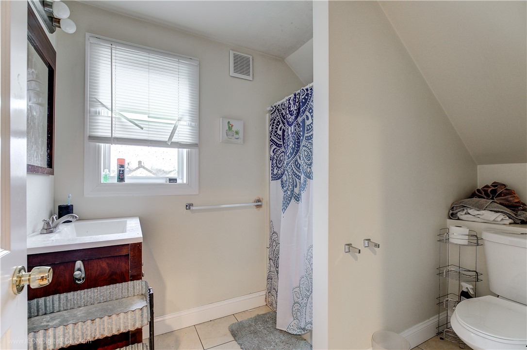 Newport, Rhode Island 02840, United States, 2 Bedrooms Bedrooms, ,1 BathroomBathrooms,Residential,Active,211006