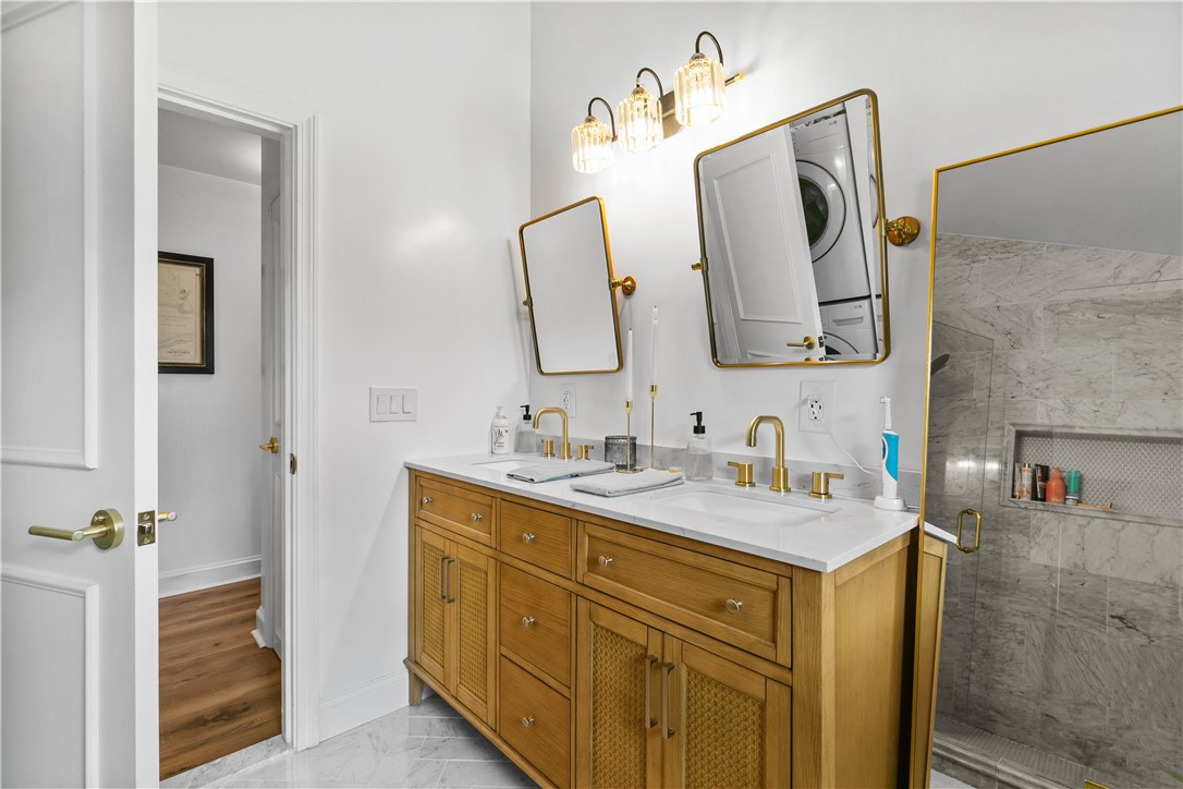 Newport, Rhode Island 02840, United States, 3 Bedrooms Bedrooms, ,2 BathroomsBathrooms,Residential,Active,227531