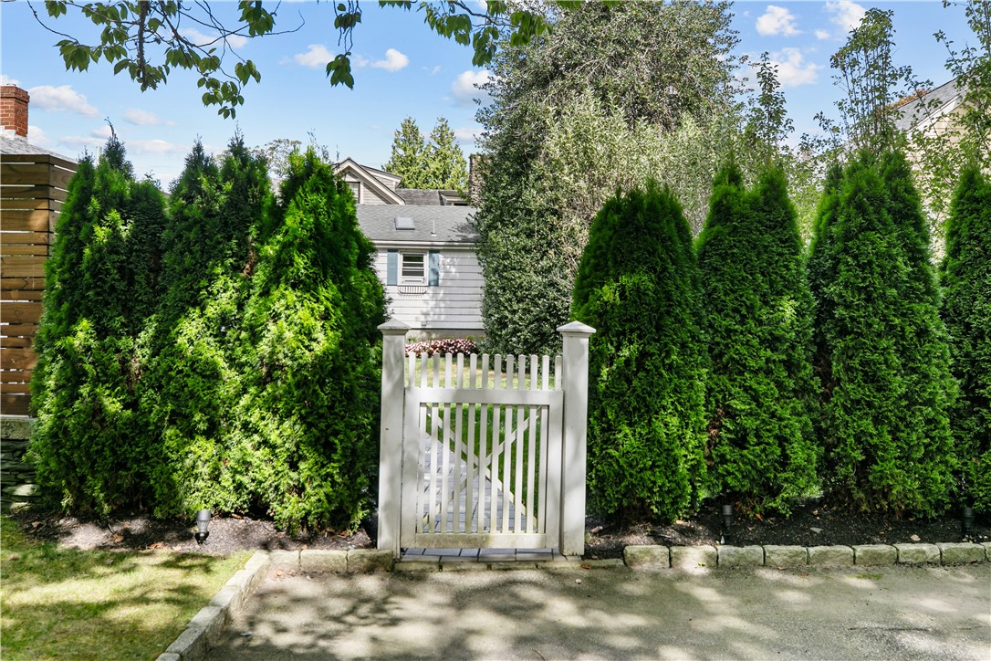 Newport, Rhode Island 02840, United States, 3 Bedrooms Bedrooms, ,2 BathroomsBathrooms,Residential,Active,227531