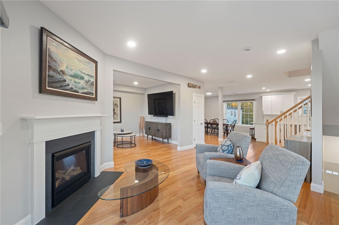 1 Old County Village Way E