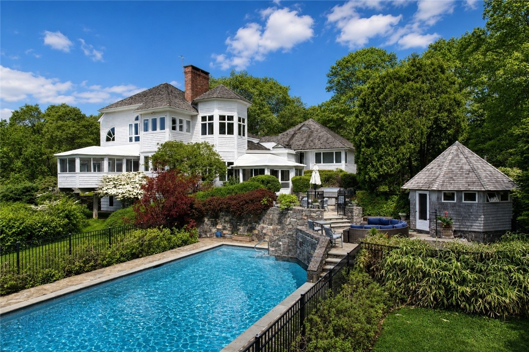 18 E Hills Road