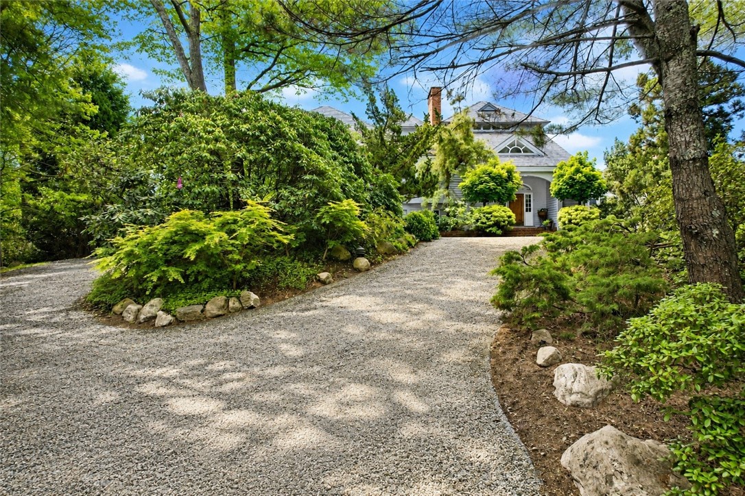 18 E Hills Road