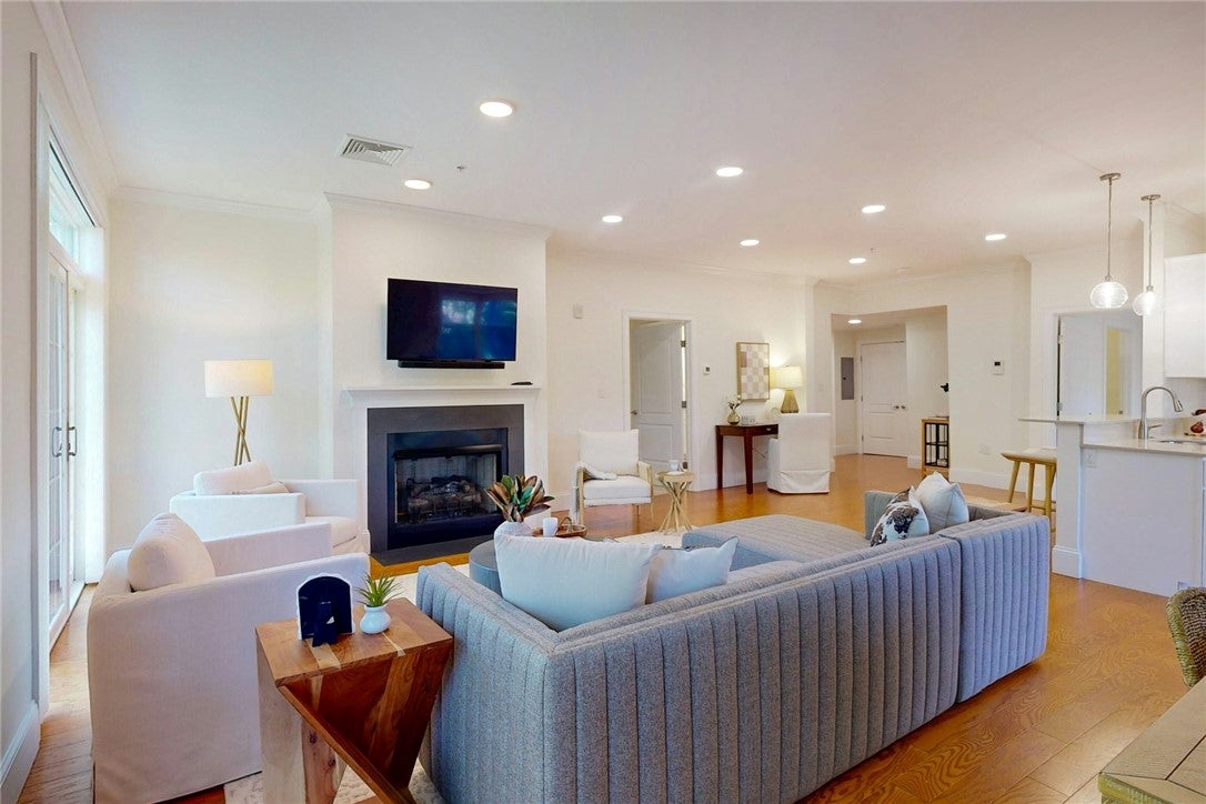 1404 South County Trail 203