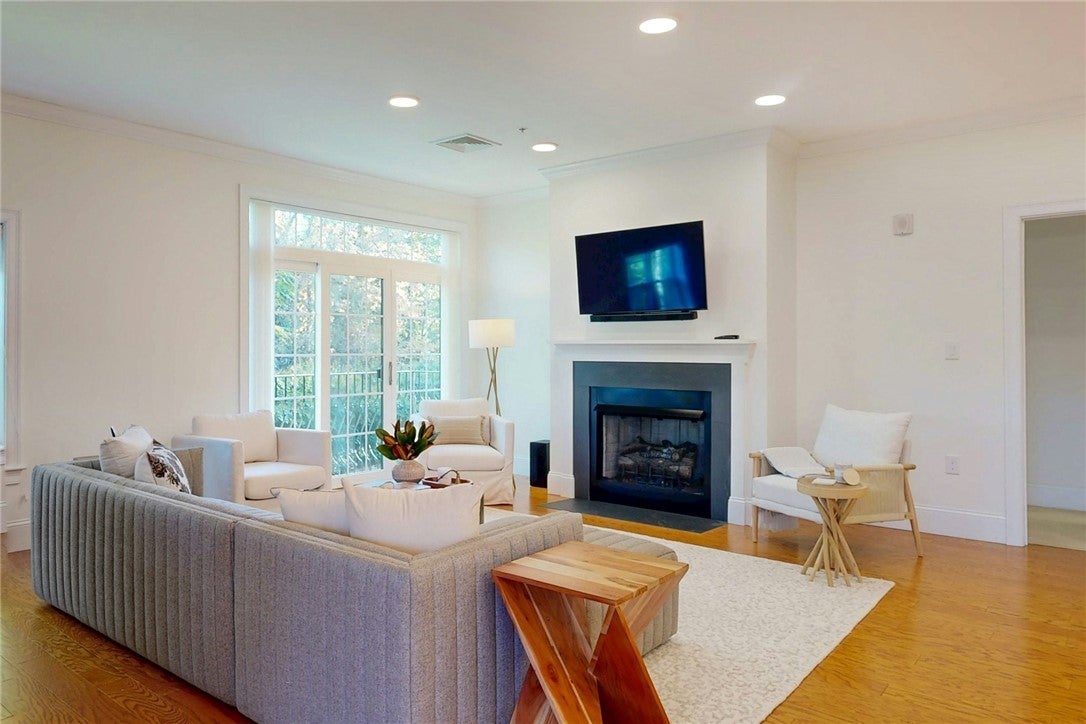 1404 South County Trail 203