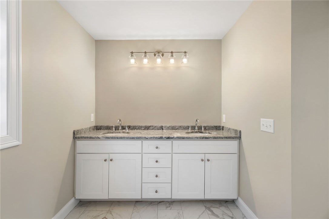 Lincoln, Rhode Island 02865, United States, 5 Bedrooms Bedrooms, ,3 BathroomsBathrooms,Residential,Active,103275