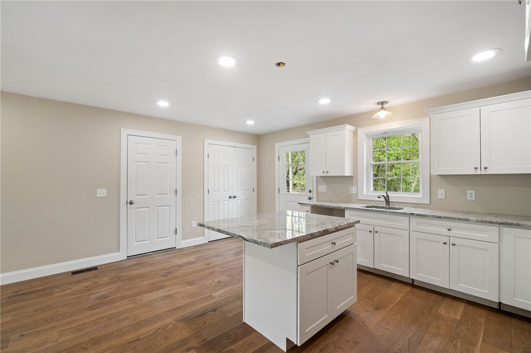 Lincoln, Rhode Island 02865, United States, 5 Bedrooms Bedrooms, ,3 BathroomsBathrooms,Residential,Active,103275