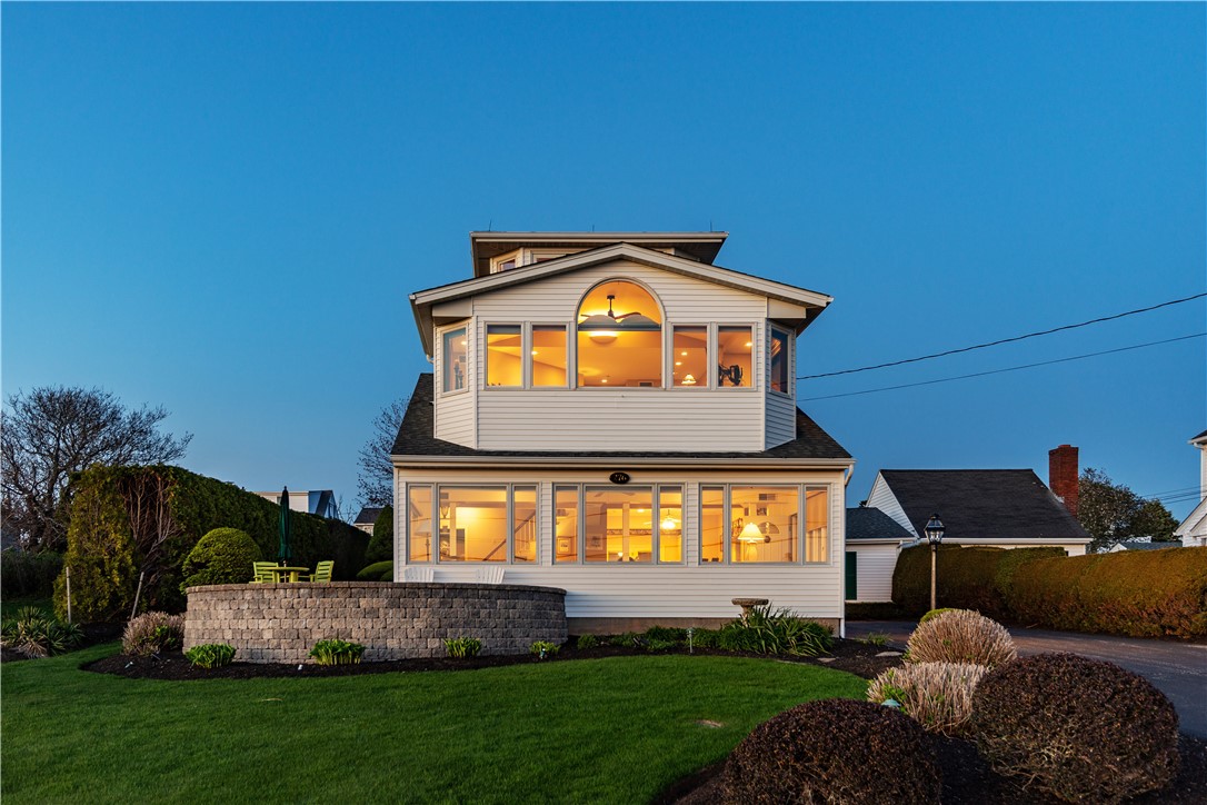 Narragansett, Rhode Island 02882, United States, 4 Bedrooms Bedrooms, ,4 BathroomsBathrooms,Residential,Pending,127233