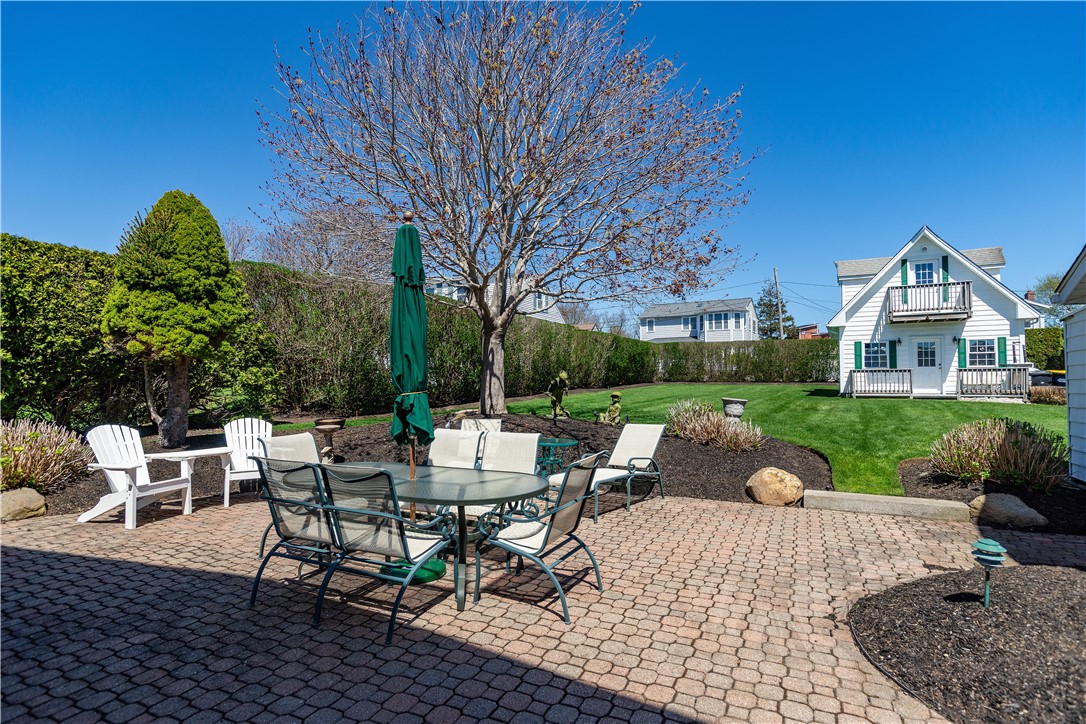 Narragansett, Rhode Island 02882, United States, 4 Bedrooms Bedrooms, ,4 BathroomsBathrooms,Residential,Pending,127233