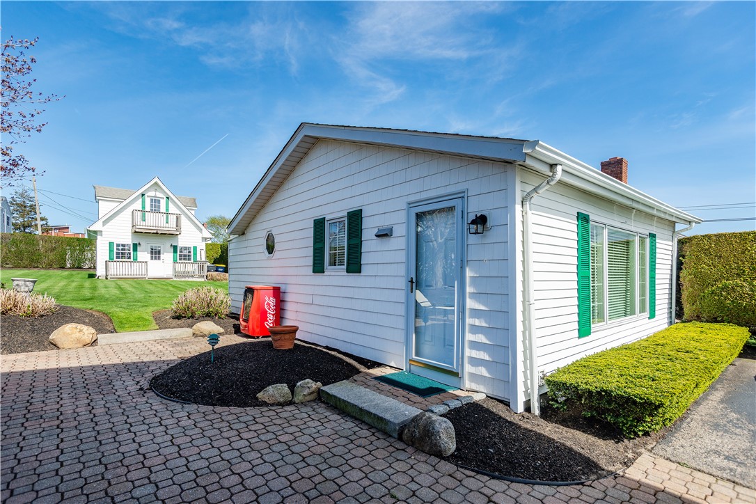 Narragansett, Rhode Island 02882, United States, 4 Bedrooms Bedrooms, ,4 BathroomsBathrooms,Residential,Pending,127233