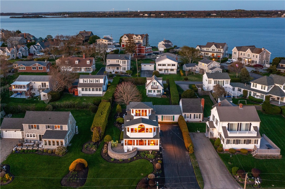 Narragansett, Rhode Island 02882, United States, 4 Bedrooms Bedrooms, ,4 BathroomsBathrooms,Residential,Pending,127233