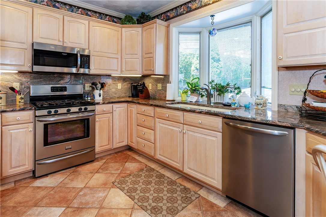 Narragansett, Rhode Island 02882, United States, 4 Bedrooms Bedrooms, ,4 BathroomsBathrooms,Residential,Pending,127233