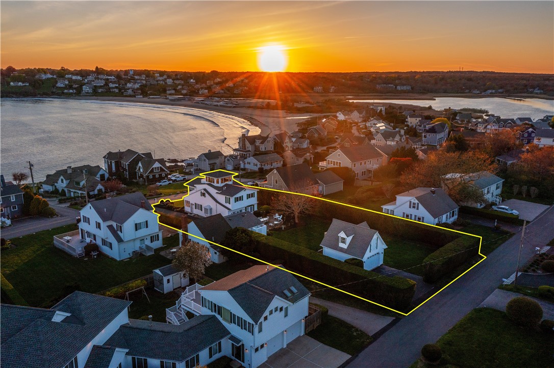 Narragansett, Rhode Island 02882, United States, 4 Bedrooms Bedrooms, ,4 BathroomsBathrooms,Residential,Pending,127233