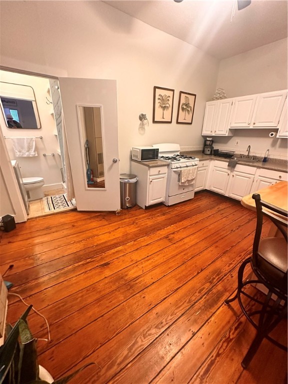 Newport, Rhode Island 02840, United States, 1 Bedroom Bedrooms, ,1 BathroomBathrooms,Residential,Active,158105