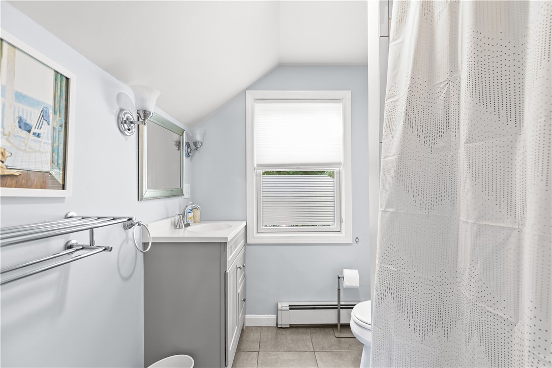 Newport, Rhode Island 02840, United States, 3 Bedrooms Bedrooms, ,2 BathroomsBathrooms,Residential,Active,206745