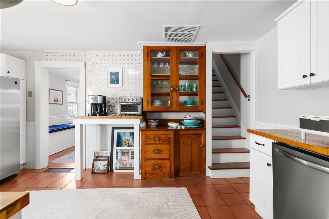 Newport, Rhode Island 02840, United States, 3 Bedrooms Bedrooms, ,2 BathroomsBathrooms,Residential,Active,206745