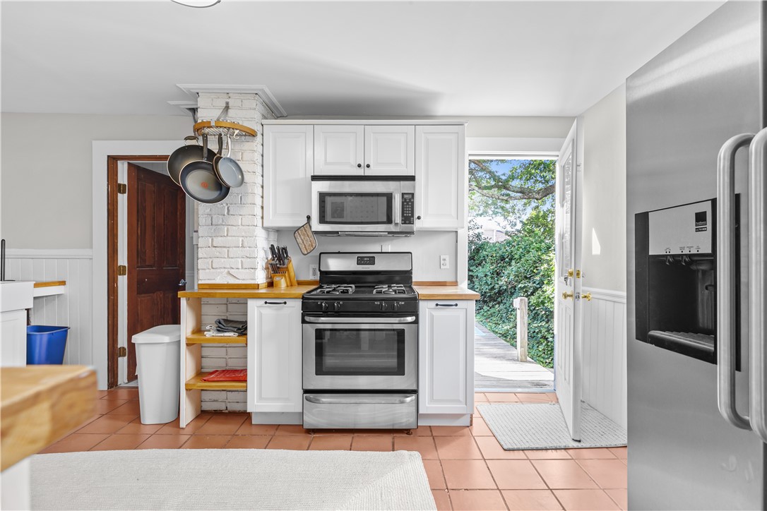 Newport, Rhode Island 02840, United States, 3 Bedrooms Bedrooms, ,2 BathroomsBathrooms,Residential,Active,206745