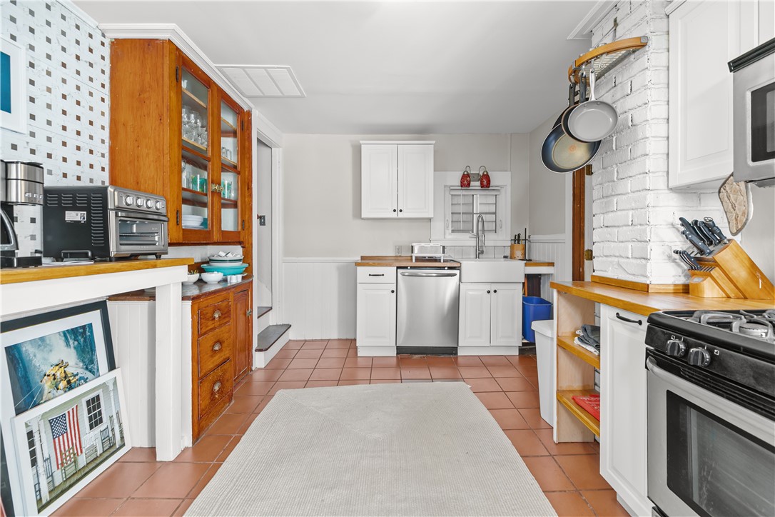 Newport, Rhode Island 02840, United States, 3 Bedrooms Bedrooms, ,2 BathroomsBathrooms,Residential,Active,206745