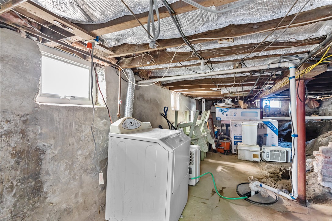 Newport, Rhode Island 02840, United States, 3 Bedrooms Bedrooms, ,2 BathroomsBathrooms,Residential,Active,206745