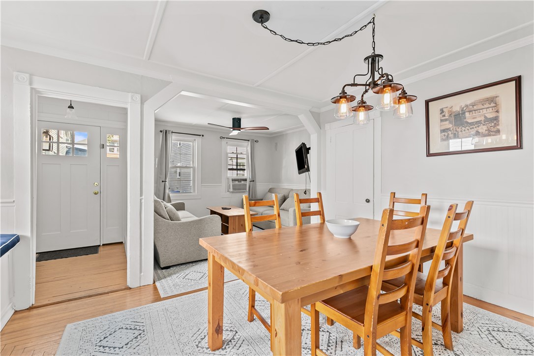 Newport, Rhode Island 02840, United States, 3 Bedrooms Bedrooms, ,2 BathroomsBathrooms,Residential,Active,206745