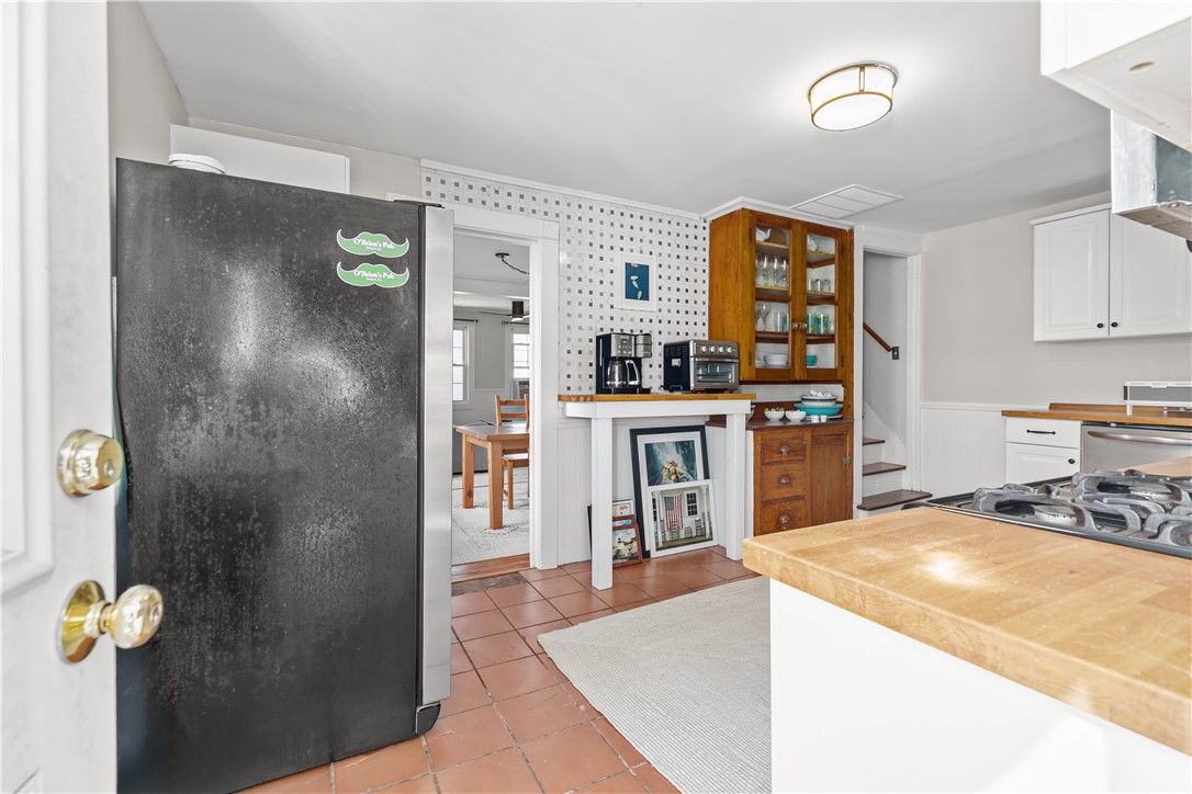 Newport, Rhode Island 02840, United States, 3 Bedrooms Bedrooms, ,2 BathroomsBathrooms,Residential,Active,206745