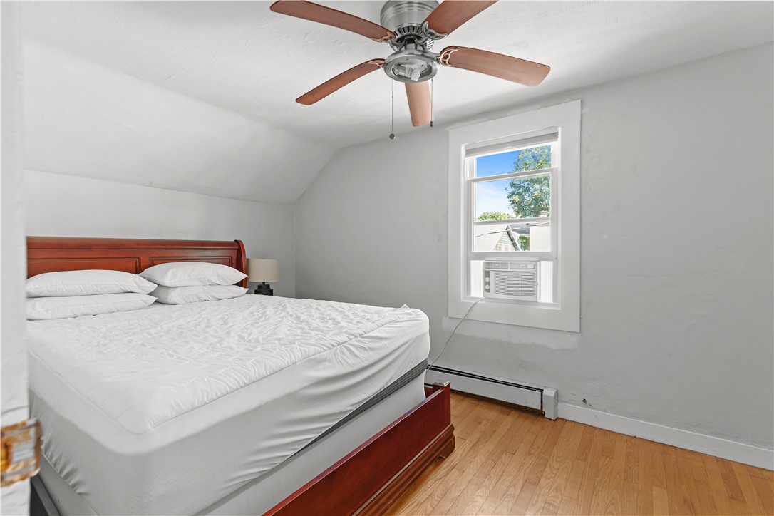 Newport, Rhode Island 02840, United States, 3 Bedrooms Bedrooms, ,2 BathroomsBathrooms,Residential,Active,206745