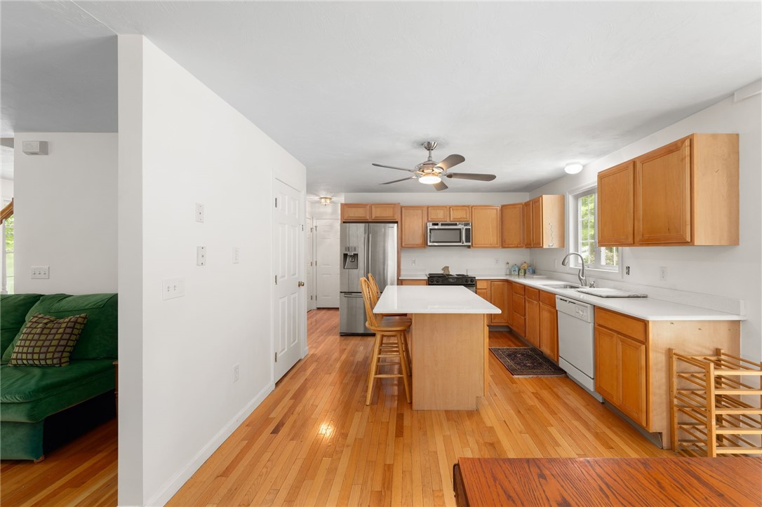 South Kingstown, Rhode Island 02892, United States, 3 Bedrooms Bedrooms, ,3 BathroomsBathrooms,Residential,Active,140858