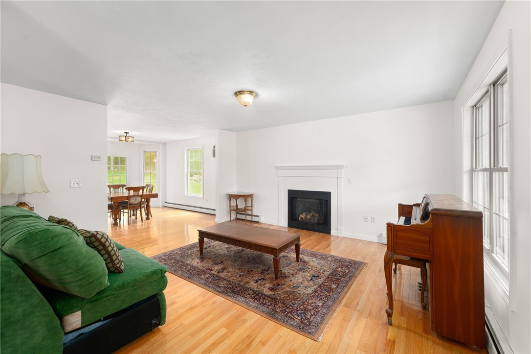 South Kingstown, Rhode Island 02892, United States, 3 Bedrooms Bedrooms, ,3 BathroomsBathrooms,Residential,Active,140858