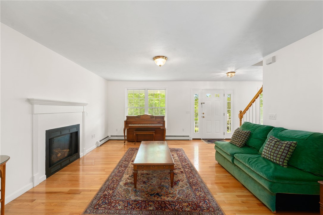 South Kingstown, Rhode Island 02892, United States, 3 Bedrooms Bedrooms, ,3 BathroomsBathrooms,Residential,Active,140858