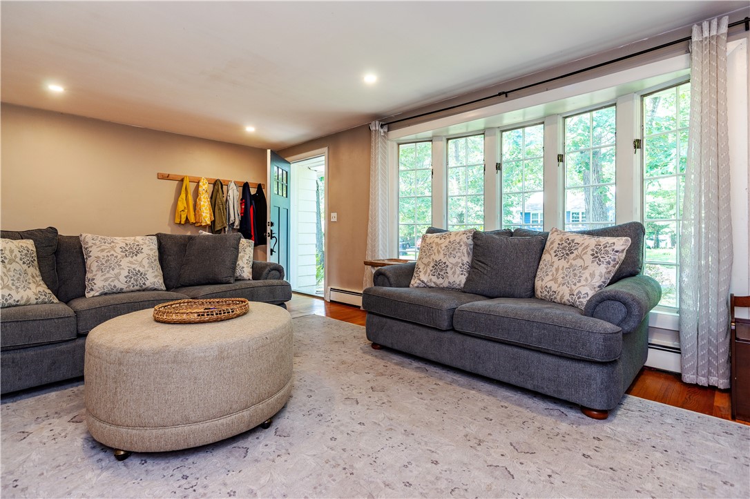 North Kingstown, Rhode Island 02852, United States, 3 Bedrooms Bedrooms, ,2 BathroomsBathrooms,Residential,Active,184870