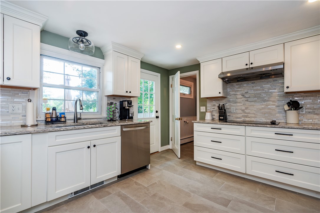 North Kingstown, Rhode Island 02852, United States, 3 Bedrooms Bedrooms, ,2 BathroomsBathrooms,Residential,Active,184870