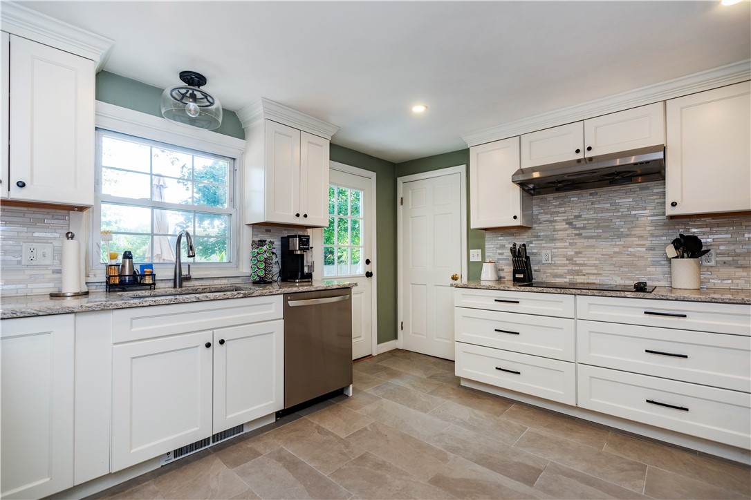 North Kingstown, Rhode Island 02852, United States, 3 Bedrooms Bedrooms, ,2 BathroomsBathrooms,Residential,Active,184870