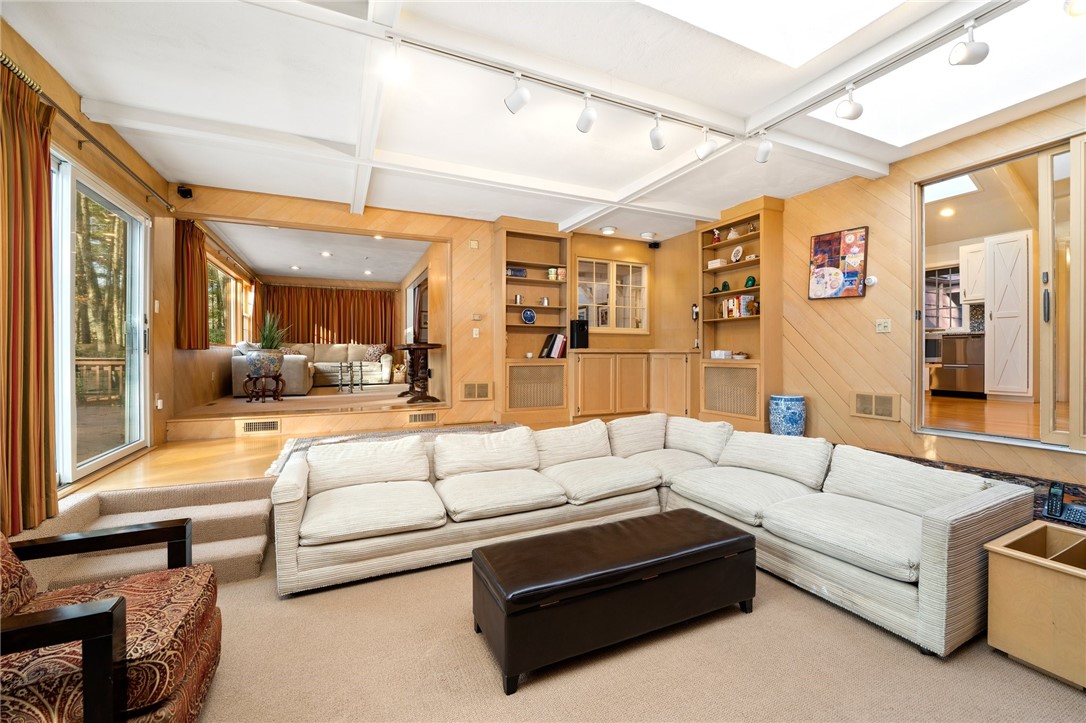 Cumberland, Rhode Island 02864, United States, 3 Bedrooms Bedrooms, ,4 BathroomsBathrooms,Residential,Pending,119332